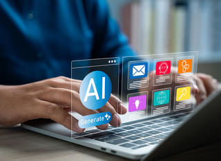 Principiante nelle criptovalute che studia i fondamenti delle operazioni automatizzate tramite l'AI