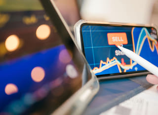 Operatore attivo su più mercati che esamina opzioni forex, Bitcoin ed Ethereum